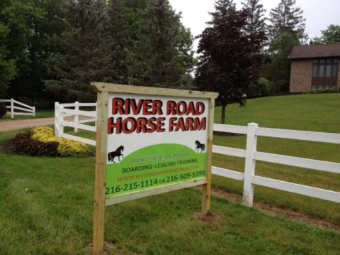 Visit River Road Horse Farm LLC