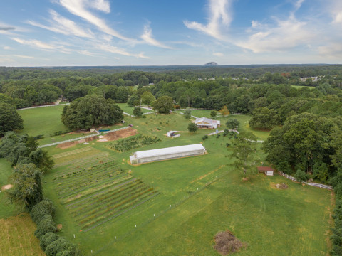 Visit 7+ acres w/barn-Rockdale County